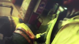 醉男騎樓大吼　暴走拿起酒瓶砸警察