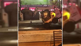 翹孤輪又跳恰恰　超神推土機花式施工