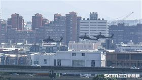 國防部首度營區開放前夕，阿帕契直升機、黑鷹衝場演練。 圖／記者林敬旻攝