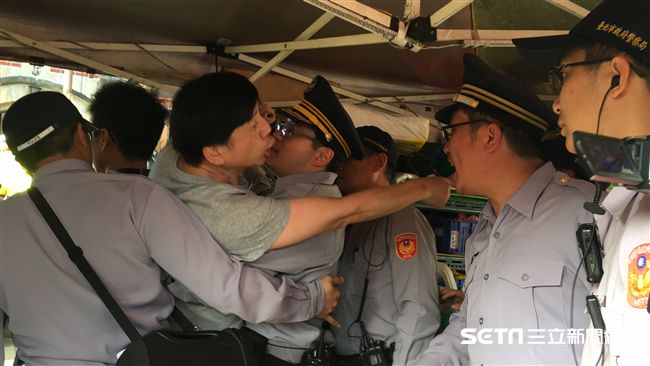 不滿帳篷遭強拆！公投盟痛罵「柯屁」