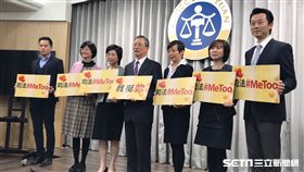 司法院挺＃Me too
（由左至右）
公關處王信筆
少年及家事廳廳長黃梅月
副秘書長葉麗霞
秘書長呂太郎
刑事廳廳長蘇素娥
行政訴訟及懲戒廳廳長簡慧娟
公關處處長劉格倫。
潘千詩攝影