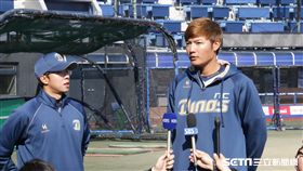 ▲王維中開幕戰前接受韓國媒體訪問。（圖／記者蕭保祥攝）