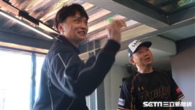 洪一中和馮勝賢PK射飛鏢。（圖／記者王怡翔攝）