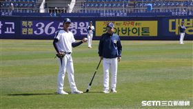 ▲王維中（左）與NC恐龍教練練球時有說有笑。（圖／記者蕭保祥攝）