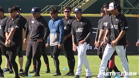 鍾承佑與隊友一同熱身。（圖／記者王怡翔攝）