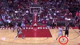 Blake Griffin疑似「埋地雷」的爭議性動作（圖／翻攝自YouTube）