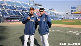 ▲台灣左投王維中（左）與捕手申真鎬擔任NC恐龍開幕戰投捕。（圖／記者蕭保祥攝）