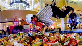 夾娃娃,菲律賓,購物中心,阿拉邦,夾子　圖／翻攝自YouTube