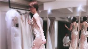 劉雨柔PO出試婚紗照，前凸後翹好身材讓人一覽無遺。（圖／翻攝自臉書）