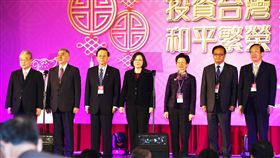 蔡總統向台商賀年總統蔡英文（中）、陸委會主委張小月（右3）、海基會董事長田弘茂（左3）等，21日在台北圓山飯店，出席2018大陸台商春節聯誼活動，上台一起向台商賀年。中央社記者施宗暉攝  107年2月21日