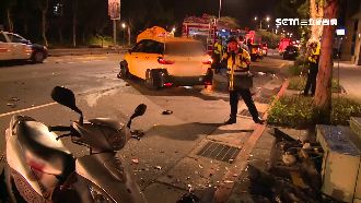 為閃違規機車　計程車失控撞毀變電箱