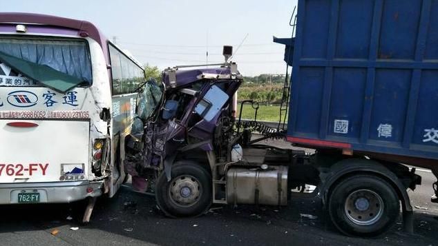 國道1貨車擦撞國光號　全線封閉回堵