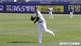 ▲王維中23日下午在馬山球場簡單練球。（圖／記者蕭保祥攝）