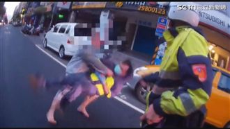 暴力！醉男大外割警消⋯嗆：罰錢而已