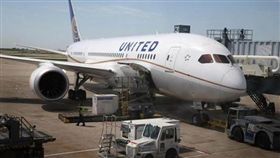 美國聯合航空機位又超賣，這回賠償30萬讓乘客笑呵呵。（圖／翻攝CNBC）