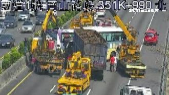 國1貨車撞客運　14乘客受驚駕駛傷