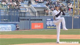 ▲王維中在韓職投出歷史一球。（圖／記者羅正輝攝）