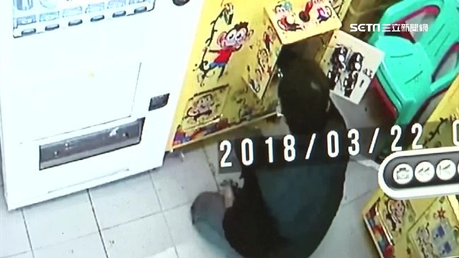 就地取材毀娃娃機　業者遠端直擊氣炸