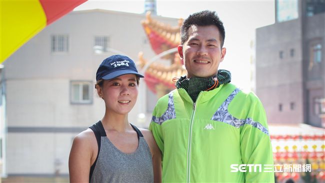 超高顏值路跑夫妻檔　士官長歡喜奪冠