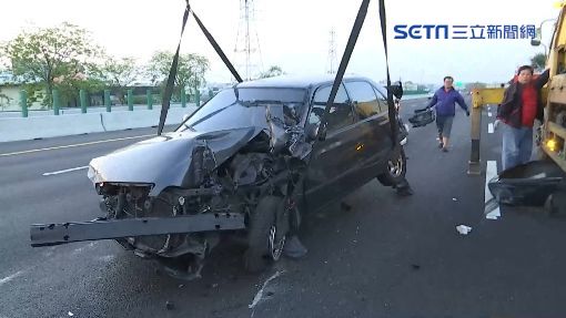 轎車失控自撞又追撞　駕駛命大無受傷