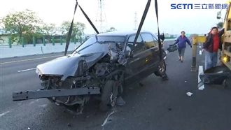 轎車失控自撞又追撞　駕駛命大無受傷
