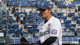 ▲王維中4局雙殺結束半局，換局休息時露出笑容與隊友擊掌。（圖／羅正輝攝）