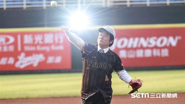鄭文燦點亮新銀幕　賴清德為職棒開球