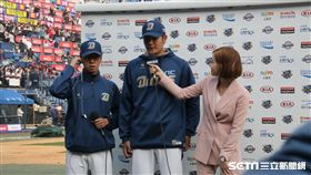 ▲王維中首戰後接受KBS訪問，左為NC恐龍翻譯姜宗松（강마루솔）。（圖／記者蕭保祥攝）