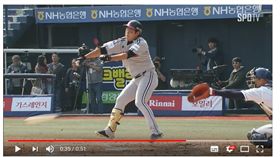 ▲LG雙子外野手安益勳面對王維中騰空、丟棒、斷棒還擊出安打。（圖／截自網路）