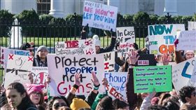 呼籲槍枝管制　美數十萬人將上街遊行（圖／翻攝自saratoga living推特）
https://twitter.com/search?q=March%20For%20Our%20Lives&src=typd&lang=zh-tw