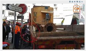 恐怖轉彎逼車! 女慘被卡車.欄杆夾頭（圖／翻攝自東網電視）http://hk.on.cc/hk/bkn/cnt/news/20180323/bkn-20180323141922892-0323_00822_001.html