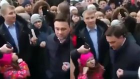 向州長比割喉手勢 俄10歲小女孩紅了
圖／翻攝自Alex Mole YouTube
https://www.youtube.com/watch?v=jLltShRuEl8