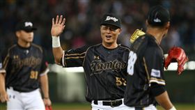 中職開幕戰　桃猿廖健富攻守有表現（2）中職Lamigo桃猿隊19歲捕手廖健富（右）首扛中職開幕戰先發捕手表現佳。圖為廖健富賽中與先發投手道恩斯（Darin Downs）（左）擊掌致意。中央社記者張新偉攝　107年3月24日