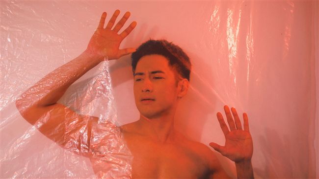 情斷前女友　男星裸身躲冰箱痛哭失聲