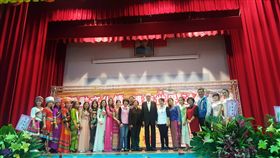 國民黨主席吳敦義出席南投縣新移民女性關懷協會舉辦的「舞動文化情、連結世界心」族群融合表演活動。（圖／國民黨提供）