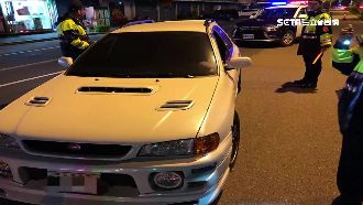 遭疑改裝車輛　駕駛囂張拒檢反嗆警
