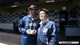 ▲王維中從NC恐龍團長俞英濬（右）手中接過首勝紀念球。（圖／記者蕭保祥攝）