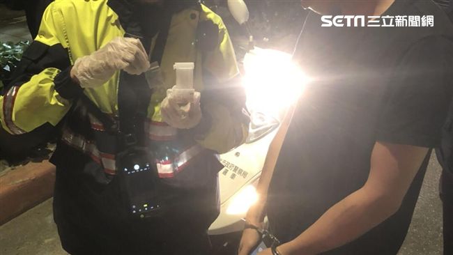 警好意提醒車燈沒亮　男子當場GG惹