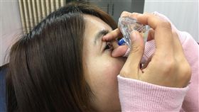 少了閉眼動作　點眼藥水藥效打折扣眼科醫師提醒，點眼藥通常要「閉眼吸收」至少1至2分鐘，少了這個動作，藥效打折扣，必要時，可同時按壓眼鼻部交界、避免藥物流到鼻淚管造成系統吸收。中央社記者陳偉婷攝　107年3月25日