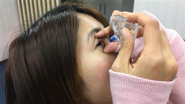 點眼藥水忘閉眼吸收　醫：藥效打折扣