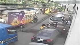 天降橫禍! 女下車遭巨樹