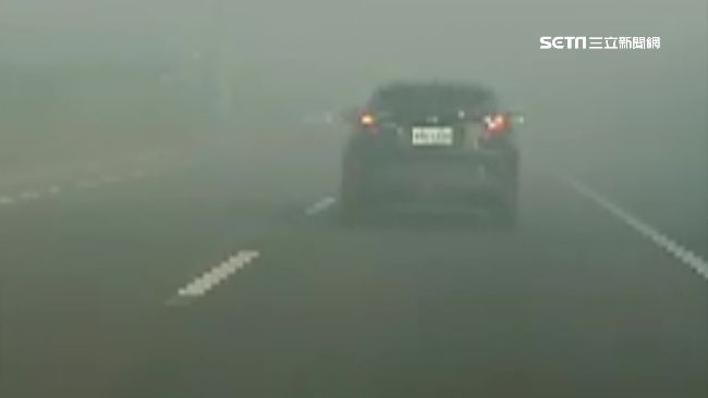 疑貨車引擎故障！國道冒濃煙遮視線