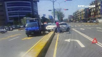 轎車撞上分隔島！駕駛丟包女乘客逃逸