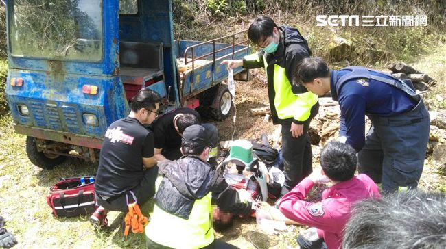 山坡過陡釀翻車　木材工頭部重創命危