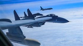 中國解放軍PO出多張照片顯示戰機飛越宮古海峽和南海的狀況（圖／翻攝自空軍發布微博）