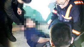 新北市,新莊,建安公園,潭底溝橋,橋墩,美工刀,跳河,自殘,尋短,新莊分局，翻攝畫面