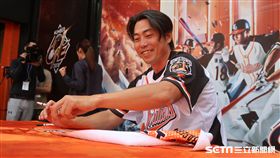 林岳平舉辦引退簽名會。（圖／記者王怡翔攝）