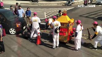 擦肩後撞車　菁埔夫人折返替傷者加持