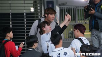 挑戰走前門…王維中遭韓迷圍10分鐘