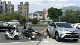 台北市北投區大度路三段1輛休旅車右轉時，遭2輛機車直接追撞（翻攝畫面）